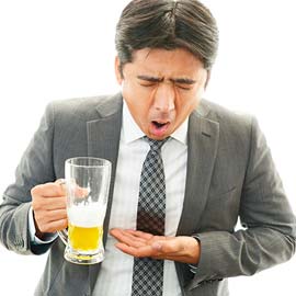 мужчина в костюме со стаканом пива в руке